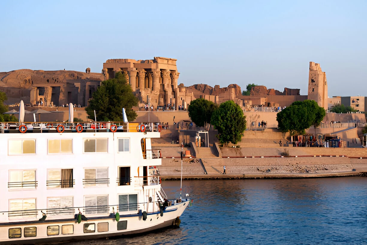 From Aswan: 4 Days Nile Cruise from Aswan to Luxor with Guide