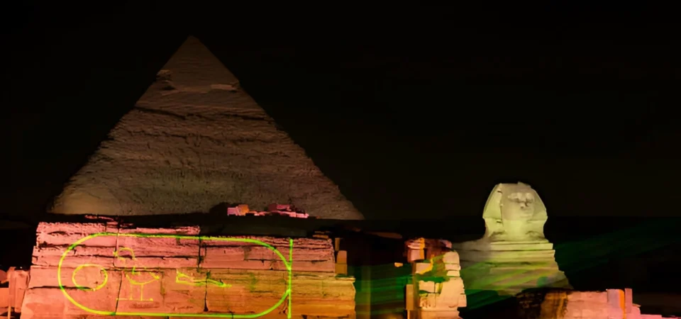 Von Kairo: Tour zu den Pyramiden von Gizeh mit Lichtshow und Transfer