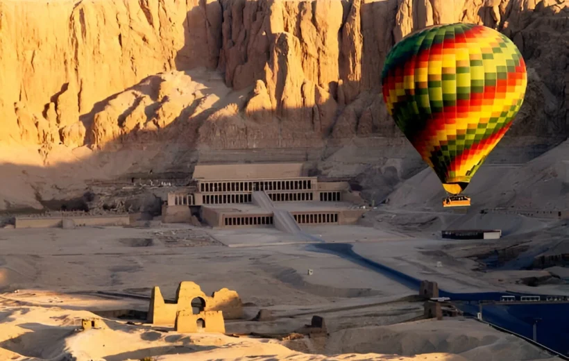 Luxor: Fahrt mit dem Heißluftballon über Relikte von Luxor