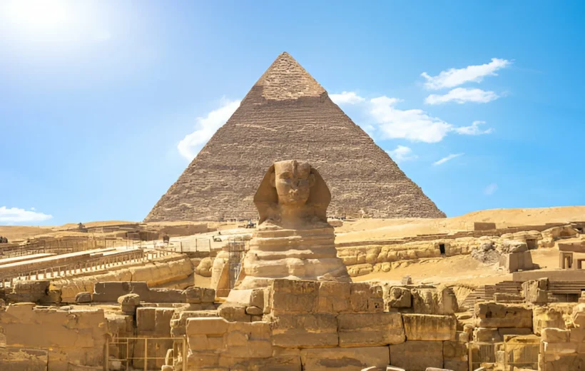 From Hurghada: Guide To Pyramids of Giza, Egyptian Museum and Bazaar Tour