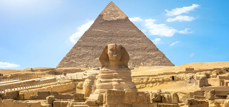 Cairo: Egyptian Museum, Pyramids and Bazaar Tour